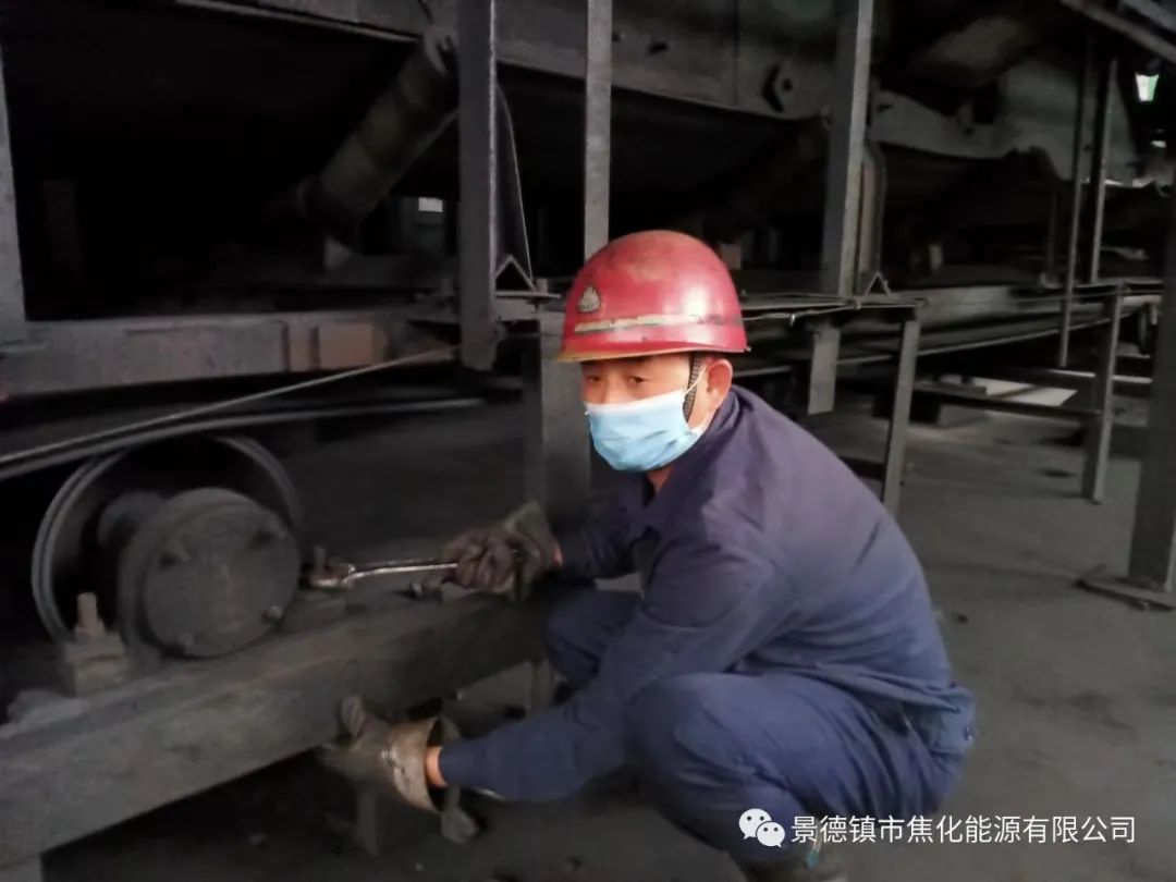 “老線這邊人手不夠，你們那邊有誰可以過來支援？”“好的，我馬上來?！甭牭竭@個消息時，羅國安剛剛結(jié)束新線的維修工作，但他二話不說，立即拿起維修包，投入到老線的維修工作當(dāng)中。每天工作10小時以上已經(jīng)成為抗疫期間的常態(tài)，雖然身體很疲憊，但是他沒有任何怨言，“確實很辛苦、很累，但現(xiàn)在正是特殊時期，只有保障公司生產(chǎn)經(jīng)營“不斷檔”，我們生活才能“不斷線”，恰恰我所在的運(yùn)輸廠就是承擔(dān)著焦炭煤炭運(yùn)輸?shù)闹匾氊?zé)，所以我更應(yīng)該恪盡職守，保障好這些設(shè)備的穩(wěn)定運(yùn)行。”.jpg